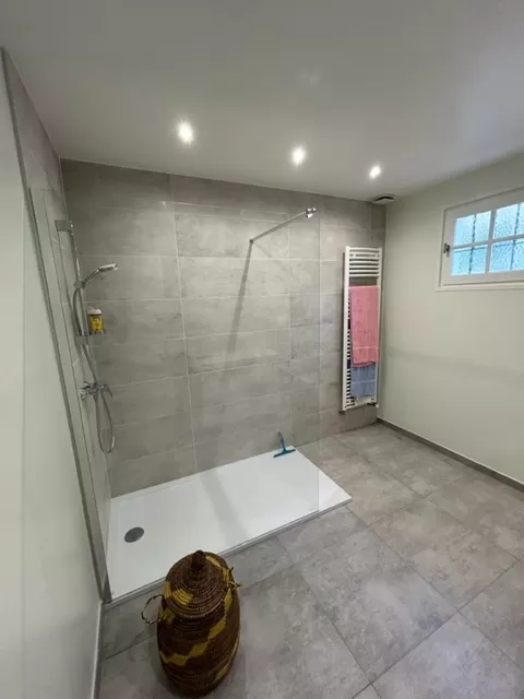 installation bac à douche rénovation d'une salle de bains à collioure 