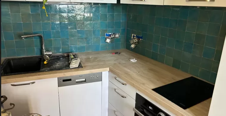 Rénovation en cours d'une salle de bain sur collioure pose nouvelle faïence