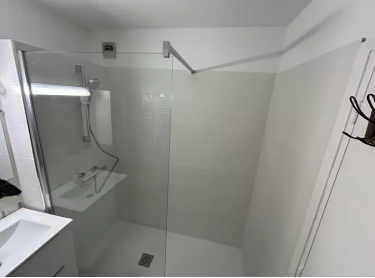 salle de bain épurée pour cette rénovation de salle de bain à Collioure.